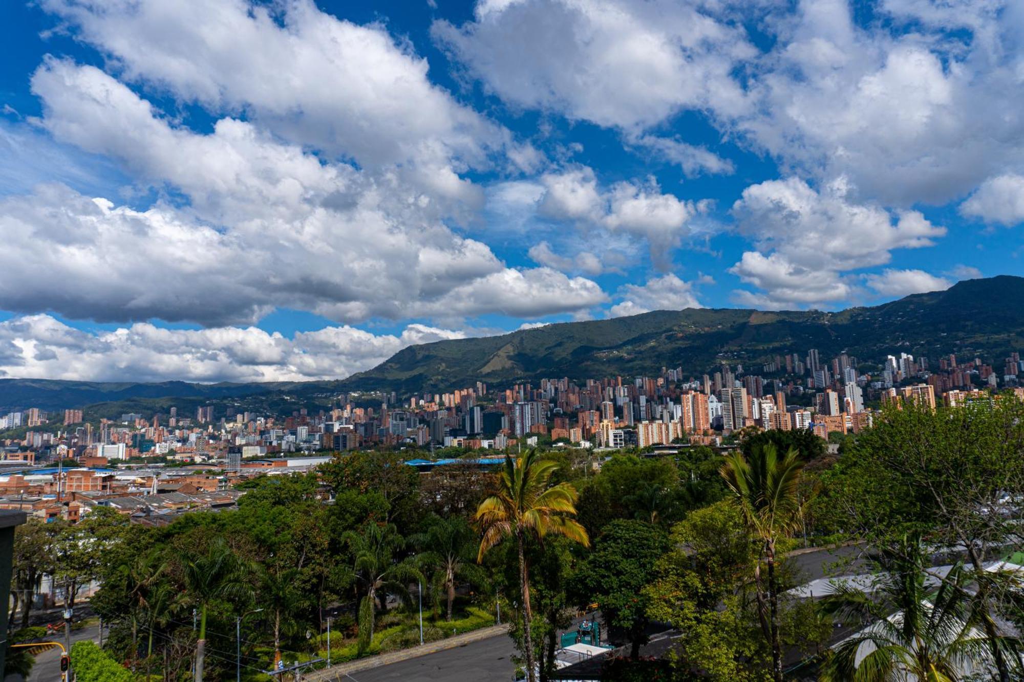 Hotel Alcaravan Medellin Exterior photo